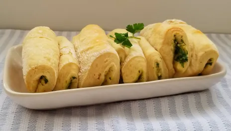 Spinach Dipped Stuffed Garlic Rolls